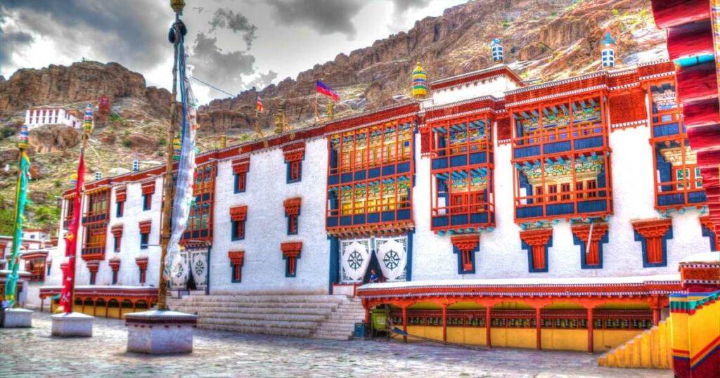 Read more about the article Exploring the Enchanting Land of Ladakh: A Comprehensive Travel Guide